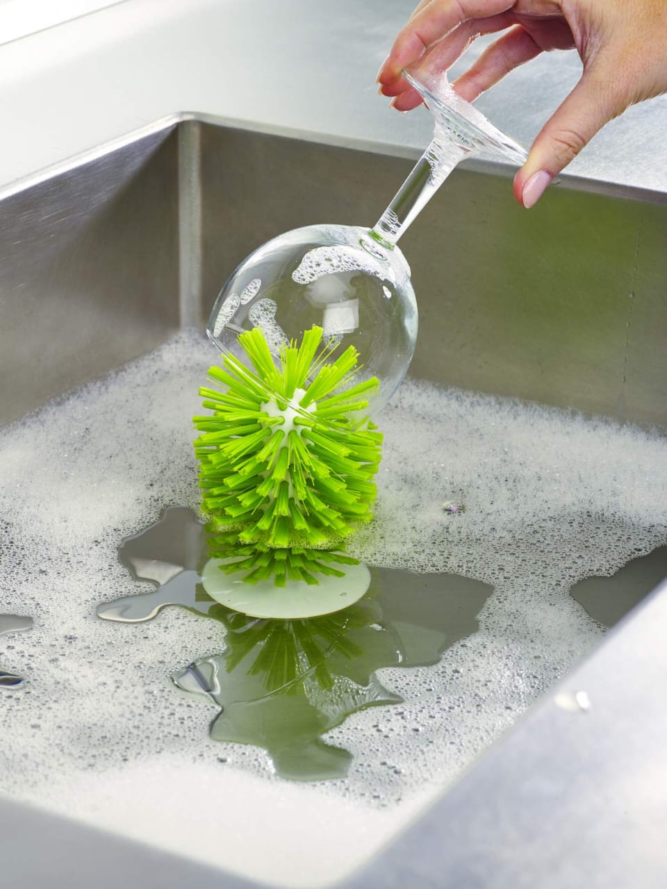 Cleaning brush with sunction base 